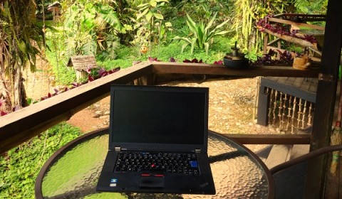 1 an plus tard, la vue depuis le bureau du jour d’Eliott, quelque part sur une île à 12000km de Toulon